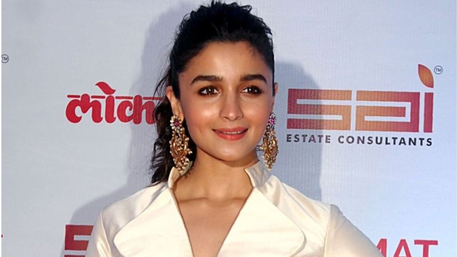 Initial reactions to "Darlings" state that Alia Bhatt's movie strongly condemns domestic violence